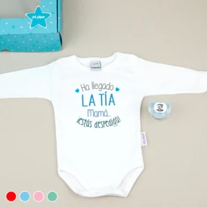 Cajita Divertida Body + Chupete Ha llegado la Tía, Mamá…¡estás despedida! Rojo, Azul, Menta o Rosa Cajita Divertida Body + Chupete Ha llegado la Tía, Mamá…¡estás despedida! Rojo, Azul, Menta o Rosa