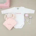 Cajita Medium Rosa Personalizada con BROCHE OVALADO BLANCO (TEMPORALMENTE DOU DOU CLASICO ROSA)