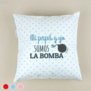 Cojín Mi Papá y yo somos la Bomba Rojo, Azul o Rosa