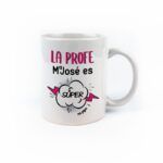 Taza cerámica o plástico La profe (nombre) es Súper Rosa + Nombres Alumnos.